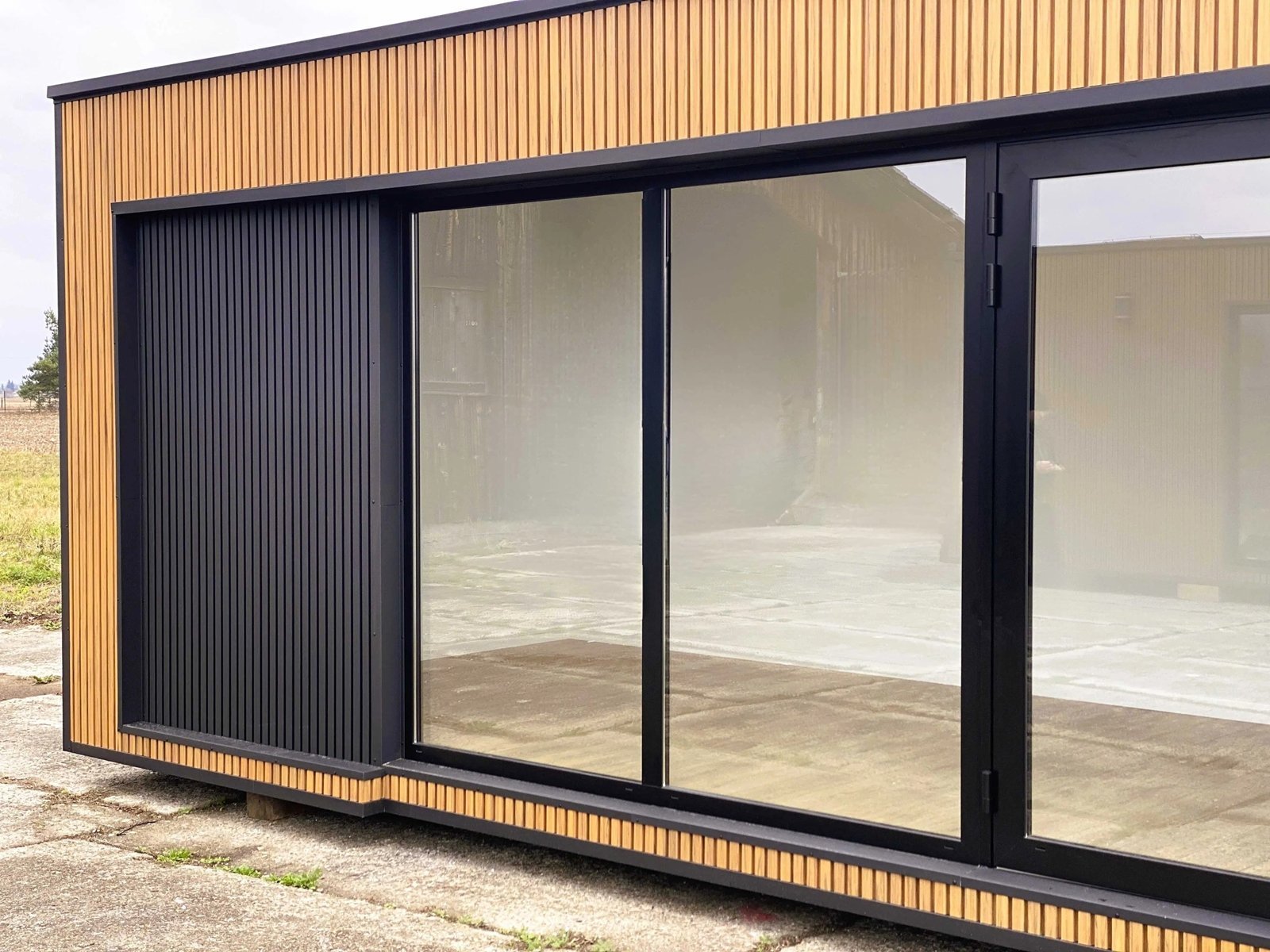 module prefabrique 18 m2 design bois et anthracite 1 2 1.jpeg module prefabrique 18 m2 design bois et anthracite 1 2 1.jpeg