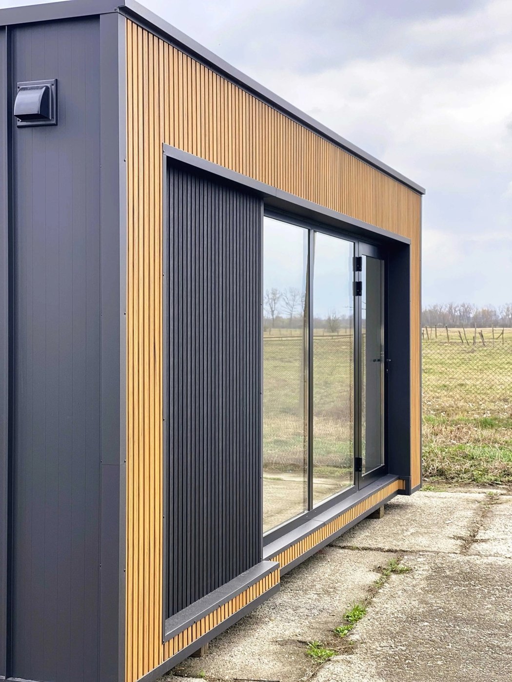 module prefabrique 18 m2 design bois et anthracite 1.jpeg module prefabrique 18 m2 design bois et anthracite 1.jpeg